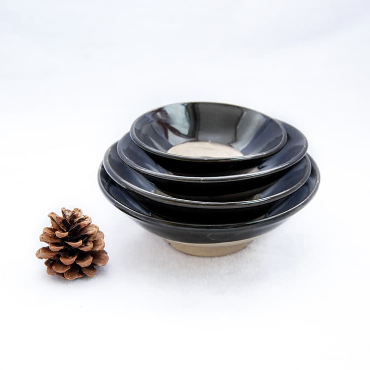 茶碗 黒釉薬掛け分け高台付き平茶碗