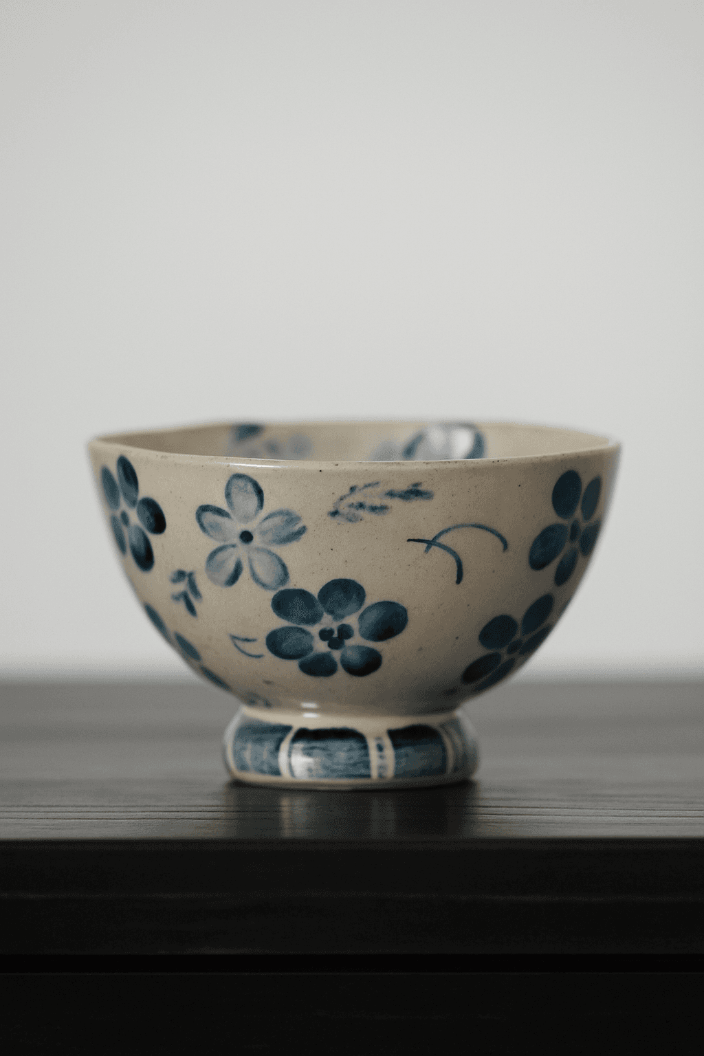 茶碗 釉下彩梅花文様高台茶碗
