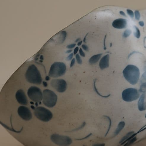 茶碗 釉下彩梅花文様高台茶碗