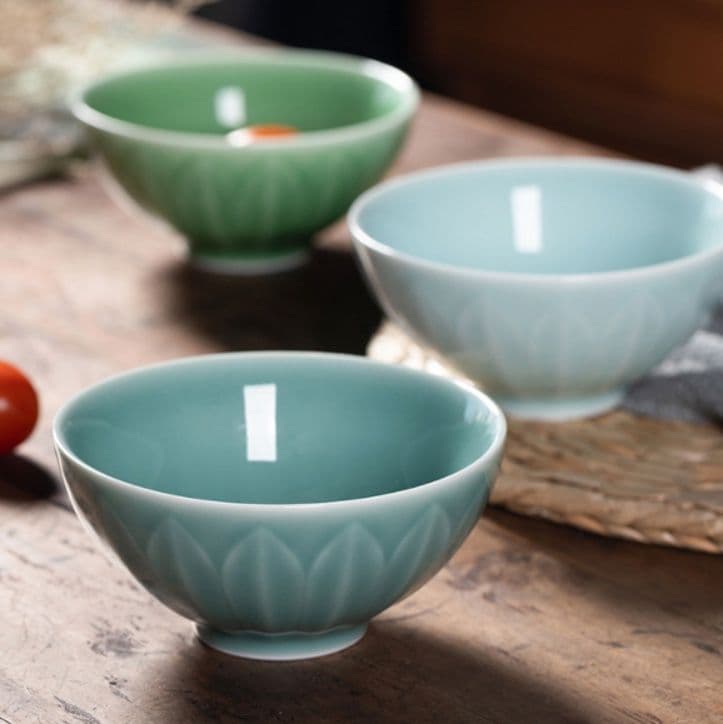 茶碗 蓮花彫刻入り青磁風茶碗小さめサイズ