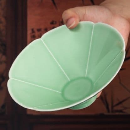 茶碗 花弁形の優雅な平茶碗