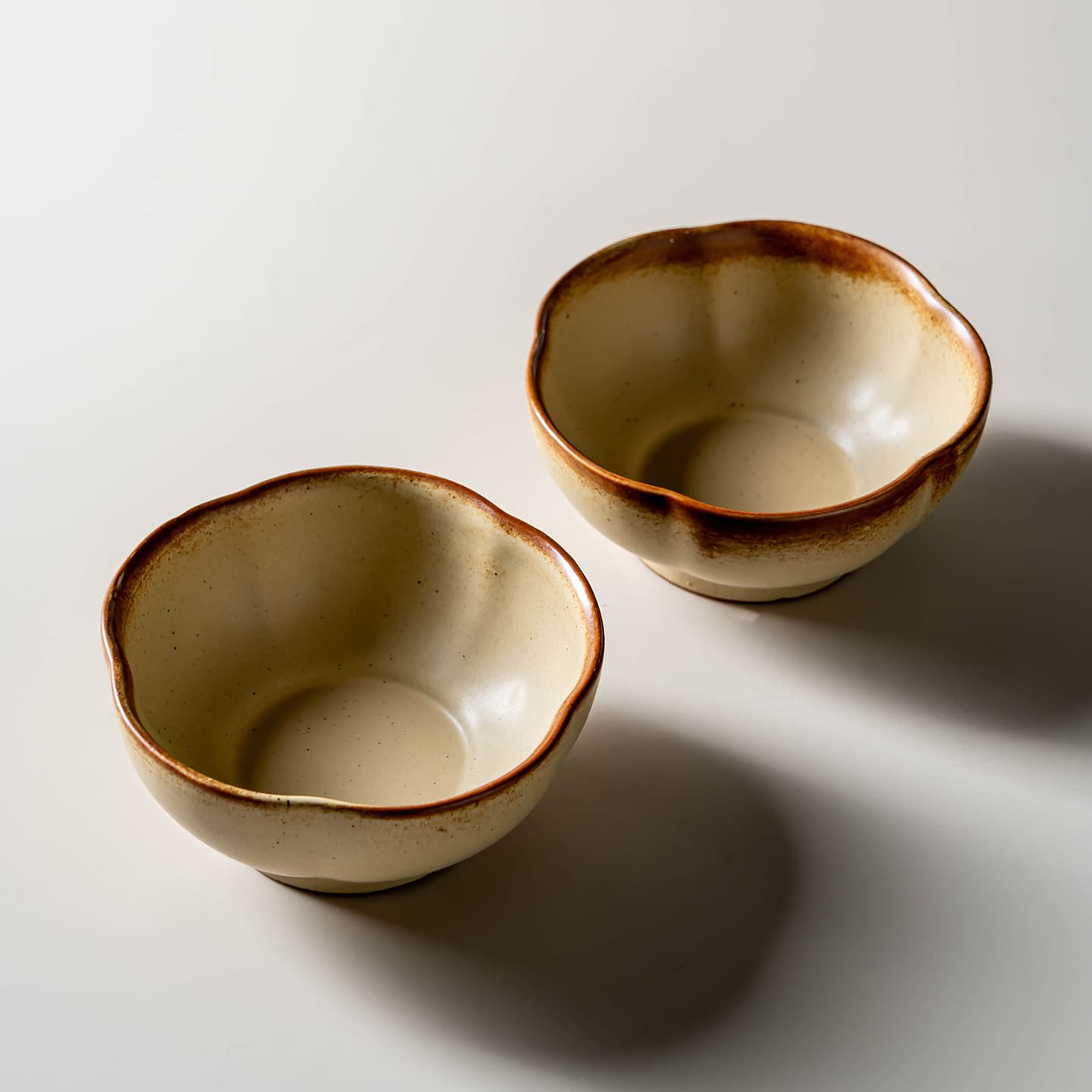 茶碗 花びら口縁の手びねり風陶器茶碗