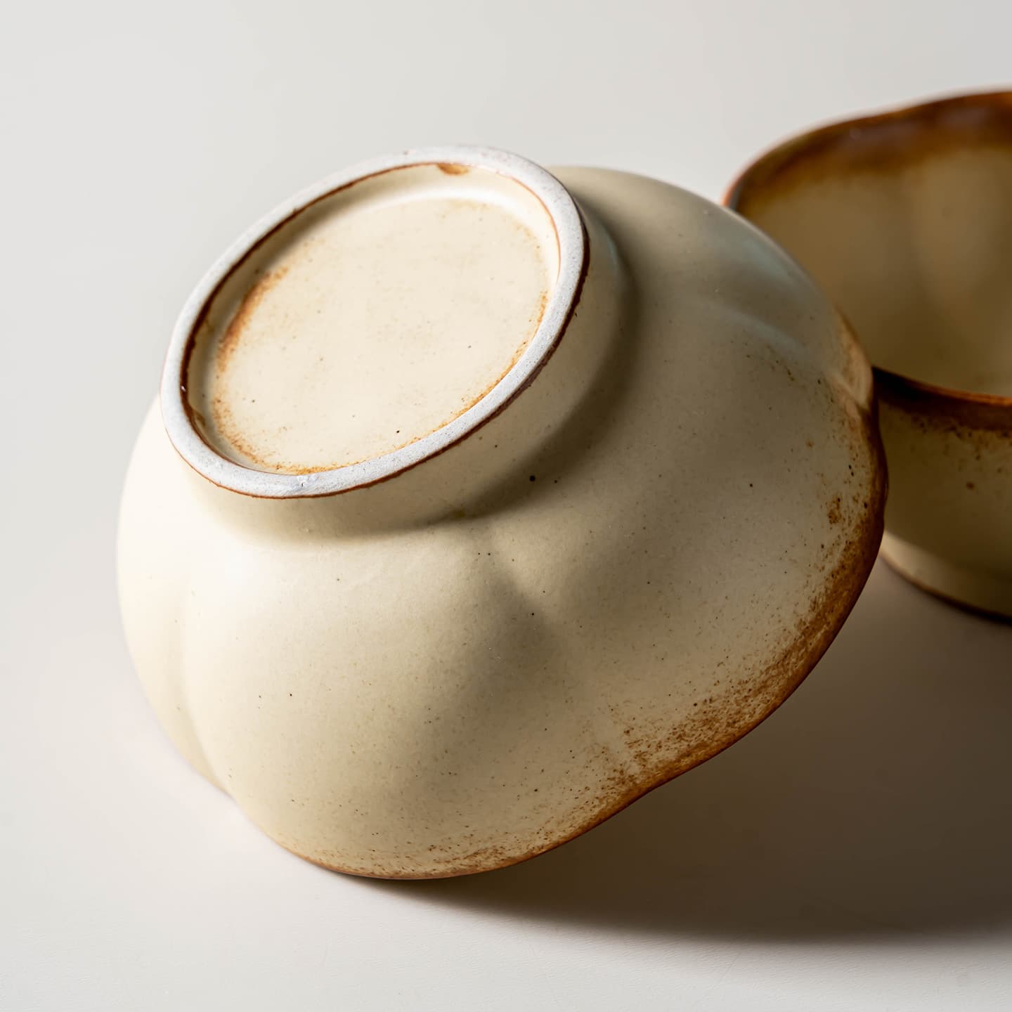 茶碗 花びら口縁の手びねり風陶器茶碗
