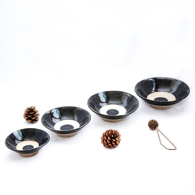 茶碗 黒釉薬掛け分け高台付き平茶碗